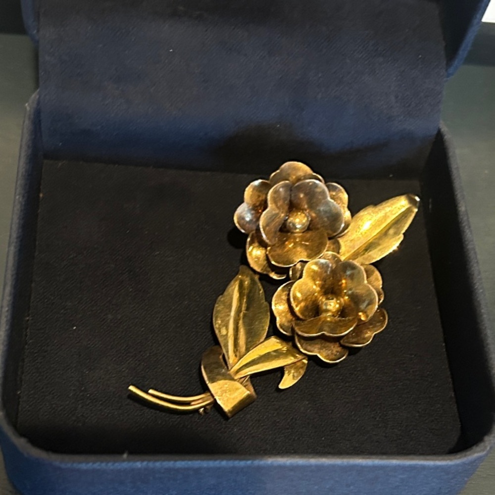 Elegant Gold Floral Brooch